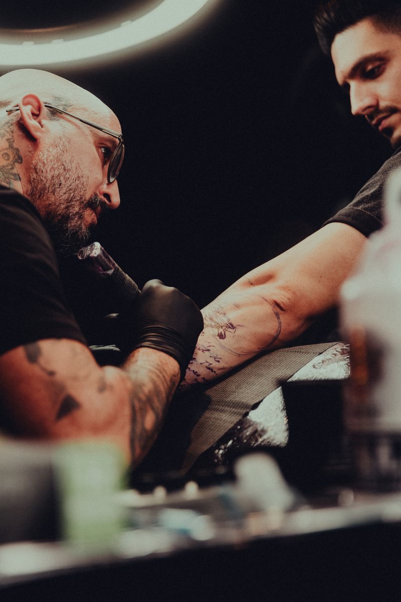 Lluís Roig tatuando en el estudio Matiz