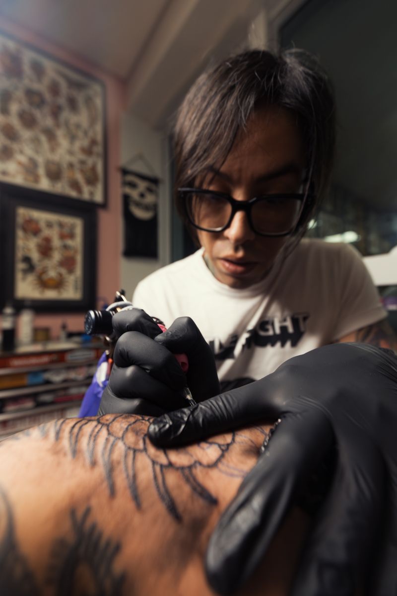 Nora Vidal tatuando en el estudio Matiz